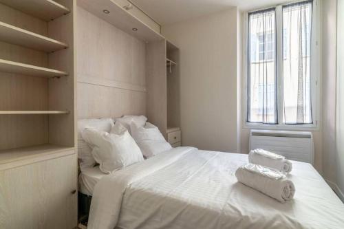 - une chambre blanche avec 2 serviettes sur un lit dans l'établissement C039-APPARTEMENt LUMINEUX AU SUQUET POUR 3 PERSONNES, à Cannes
