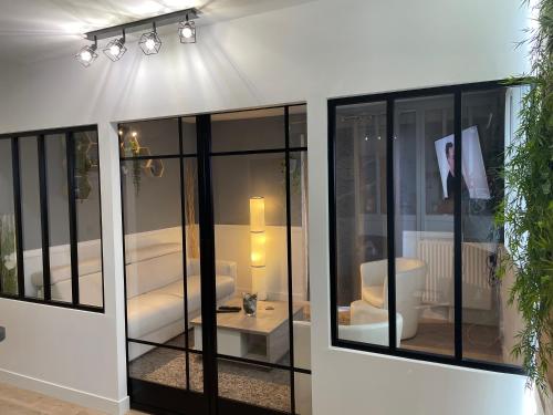 a room with black windows and a room with a toilet at Myhomezen Chessy Disneyland Val d'Europe - 3D PlayStation 4 in Chessy