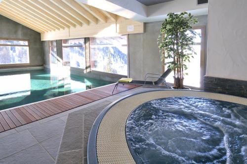 Cette chambre dispose d'une grande baignoire et d'une piscine. dans l'établissement Résidence Carlina by Les Etincelles, à Belle Plagne