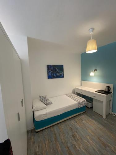 Una cama o camas en una habitación de Larimar Hotel Cesme