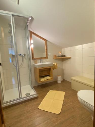 ハイリゲンブルートにあるLandhaus Lacknerのシャワー、洗面台、トイレ付きのバスルーム