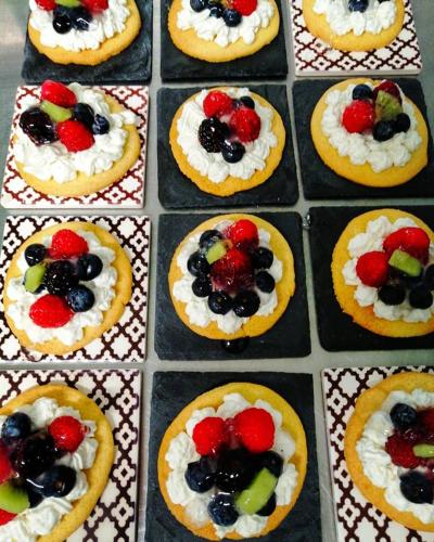 een groep cupcakes met fruit erop bij Podere Montecorno in Alberese