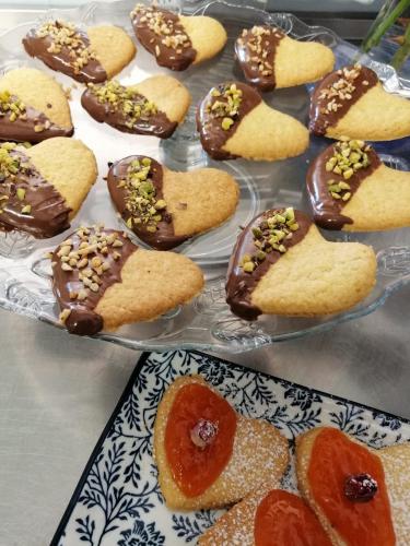 een stapel koekjes op borden op een tafel bij Podere Montecorno in Alberese