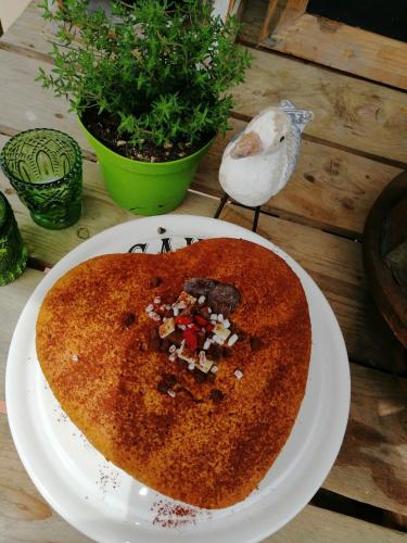 een taart op een wit bord op een tafel bij Podere Montecorno in Alberese