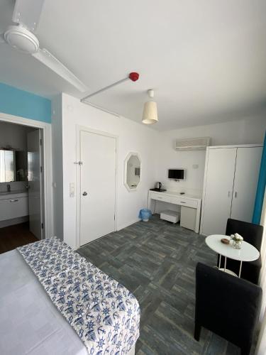 Una cama o camas en una habitación de Larimar Hotel Cesme