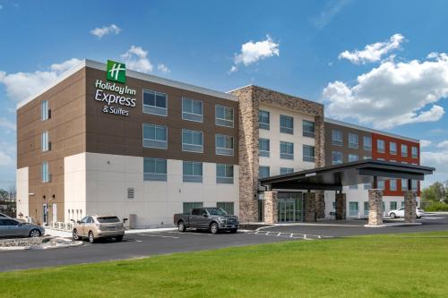 an office building with cars parked in a parking lot at Holiday Inn Express & Suites - Lancaster - Mount Joy by IHG in Mount Joy