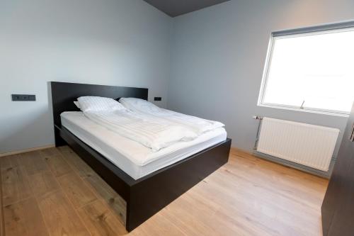 Postel nebo postele na pokoji v ubytování Akureyri Lux Apartments with hot tub access