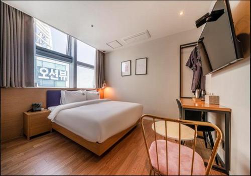 Ένα ή περισσότερα κρεβάτια σε δωμάτιο στο Gwangalli Hotel primavera in Busan