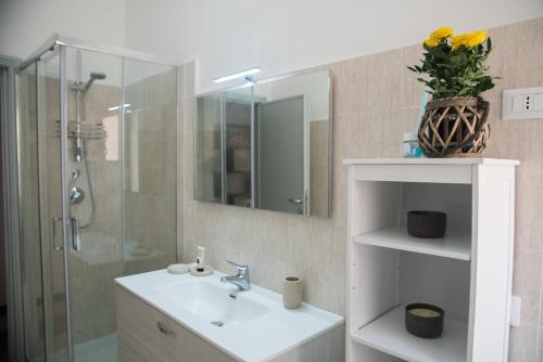 A bathroom at casa vacanze da gabriella tivoli