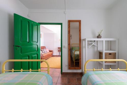 Posteľ alebo postele v izbe v ubytovaní Sunset Views Terrace 2BR Cave House - Parking