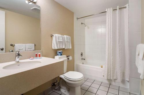 uma casa de banho com um WC, um lavatório e um chuveiro em Econo Lodge Inn & Suites em Kelowna