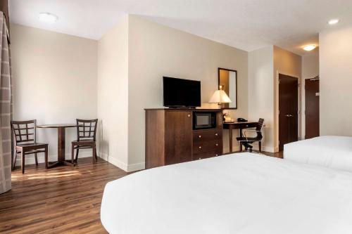 Un ou plusieurs lits dans un hébergement de l'établissement Econo Lodge Inn & Suites