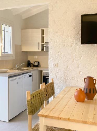 eine Küche mit einem Holztisch mit einer Vase darauf in der Unterkunft Les Mas Méditerranée in La Croix-Valmer