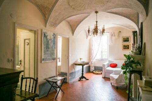 a living room with a couch and a chandelier at B&B Le Gemme in Dolceacqua
