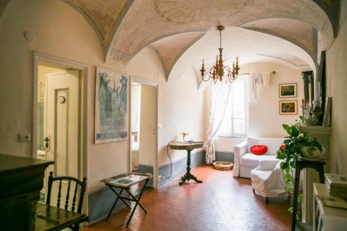 sala de estar con sofá y lámpara de araña en B&B Le Gemme, en Dolceacqua