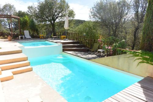 - une piscine d'eau bleue dans l'arrière-cour dans l'établissement Arbitru, à Porto-Vecchio