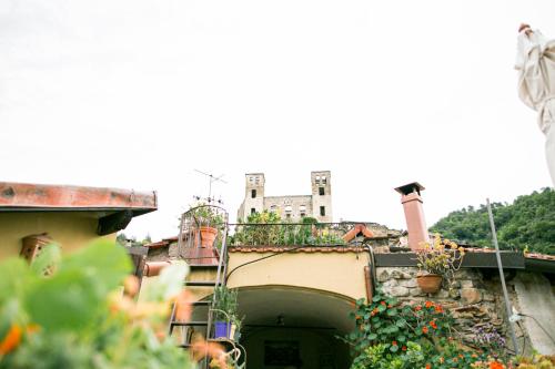 a building with a balcony with flowers on it at BB Le Gemme in Dolceacqua