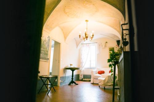 a hallway with a living room with a chandelier at BB Le Gemme in Dolceacqua