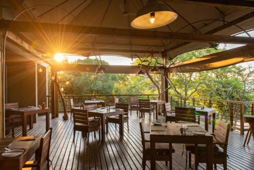 Restaurant o iba pang lugar na makakainan sa Ndhula Luxury Tented Lodge