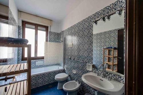 Un baño con lavabo, inodoro y bañera. en Appartamento al Bò, en Padua