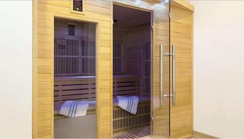- une cabine de douche en bois avec des serviettes dans l'établissement Résidence Carlina by Les Etincelles, à Belle Plagne