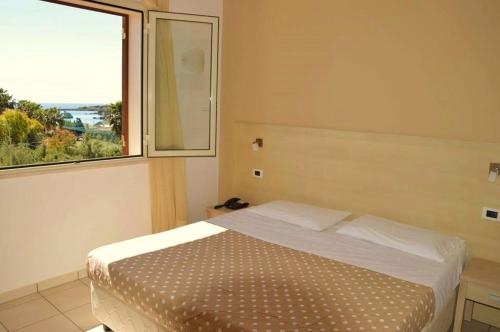 En eller flere senge i et værelse på Hotel Bulla Regia