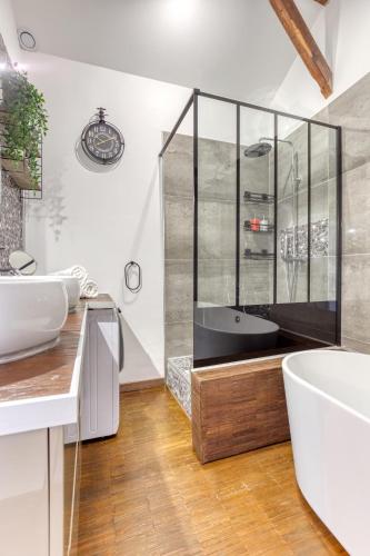 une salle de bain blanche avec une baignoire et un lavabo dans l'établissement Appart près de Disneyland «les yeux vers le ciel », à Meaux