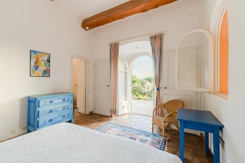 - une chambre avec une commode bleue et un bureau bleu dans l'établissement Villa élégante à Ramatuelle + Piscine, à Ramatuelle
