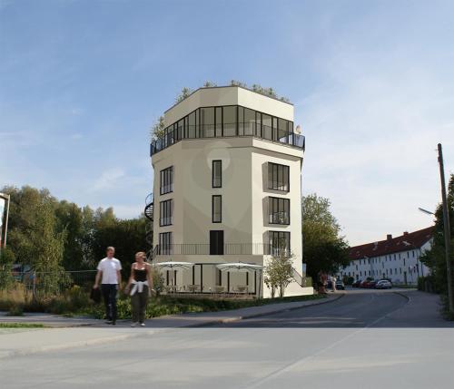 a man and a woman walking in front of a building at Hotel im Bunker in Munich