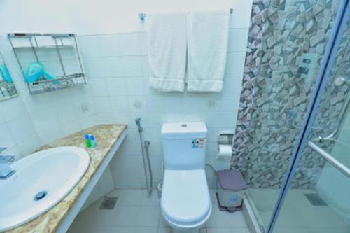 e bagno con servizi igienici, lavandino e doccia. di Lake View Holiday Resort a Nuwara Eliya