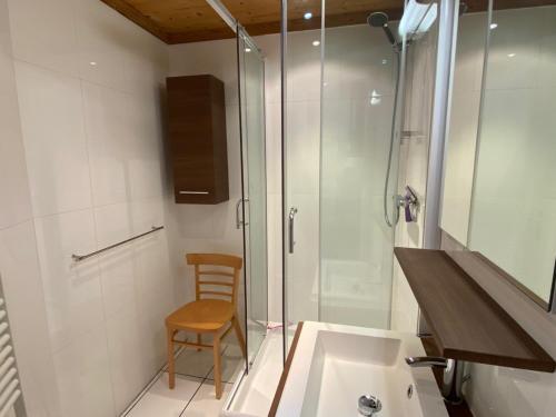 bagno con doccia, lavandino e sedia di Appartement Montgenèvre, 2 pièces, 6 personnes - FR-1-445-162 a Monginevro