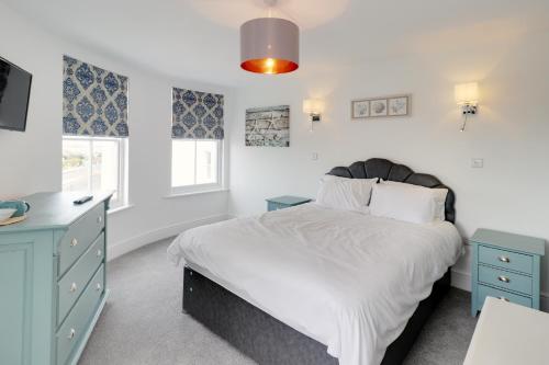 een slaapkamer met een groot bed en een blauw dressoir bij Master accommodation suite 7 sea view in Hastings