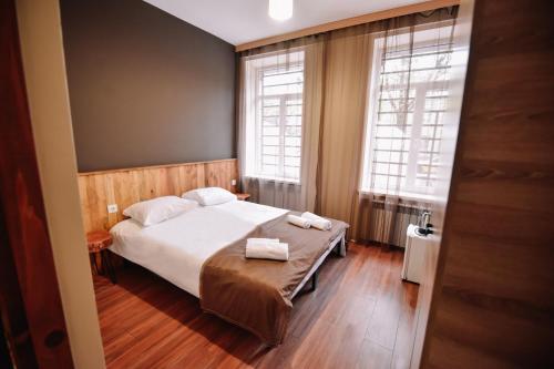 una camera da letto con un letto e due asciugamani di Lori Guest House a Vanadzor