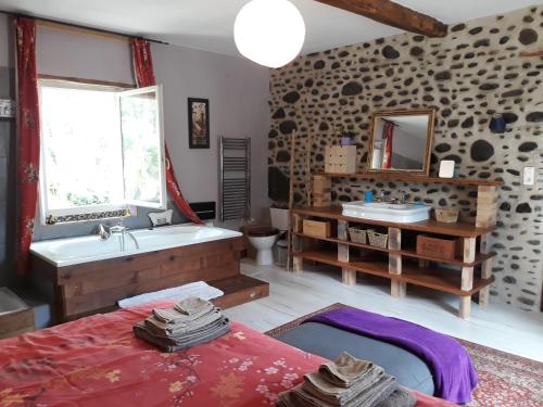 Ένα ή περισσότερα κρεβάτια σε δωμάτιο στο Maison Mignaquy