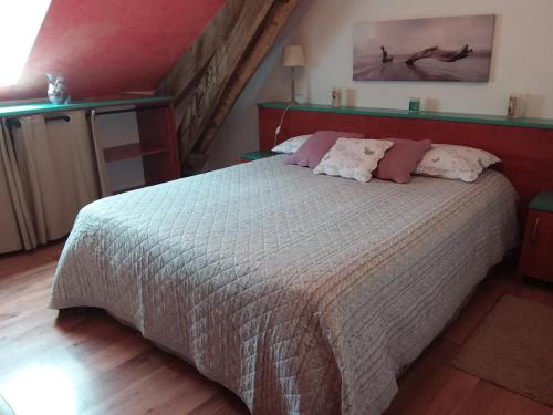 Mirandol-BourgnounacにあるGîte de La Maison Bleueのベッドルーム1室(大型ベッド1台付)