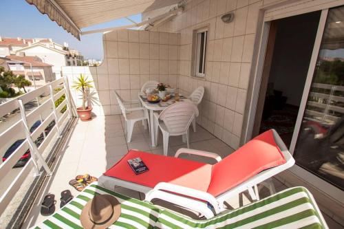 a patio with a table and chairs on a balcony at CASA DA ELSA- ESTACIONAMENTO PRIVADO GRATUITO in Gafanha da Nazaré