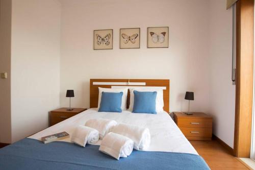 En eller flere senge i et værelse på CASA DA ELSA- ESTACIONAMENTO PRIVADO GRATUITO