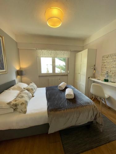 a bedroom with a large bed and a window at Villa Lunae - Sintra Flats in Sintra