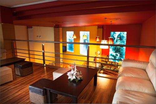 un soggiorno con divano e tavolo di Hostal RIO SELMO a Ponferrada