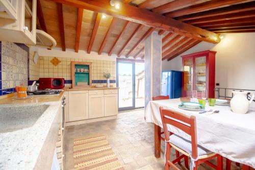 A kitchen or kitchenette at Casetta de Sodoni by TuscanyWeGo