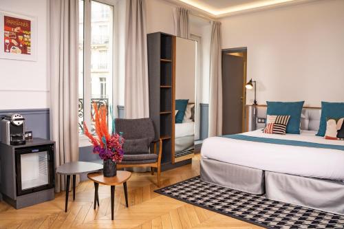 ein Hotelzimmer mit einem Bett und einem Kamin in der Unterkunft Hotel Petit Lafayette in Paris