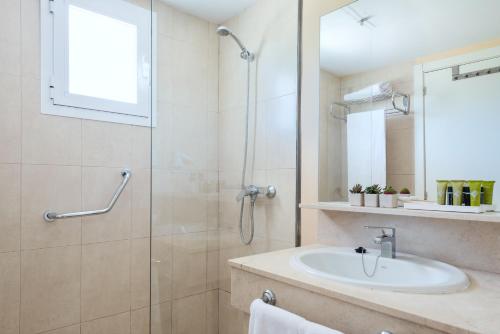 een badkamer met een wastafel en een douche bij Olive Beach Apartamentos in Port d'Alcudia