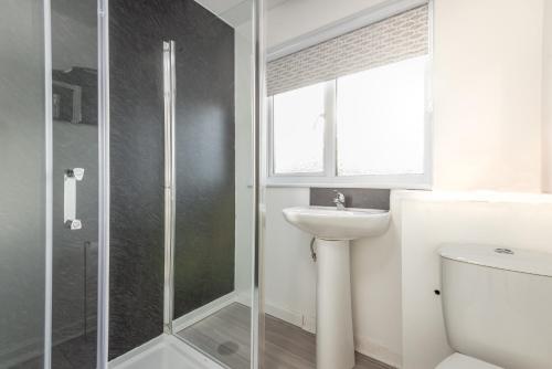uma casa de banho com um WC, um lavatório e um chuveiro em Radernie Place - 3 Bedroom House - Sleeps 6 em St. Andrews