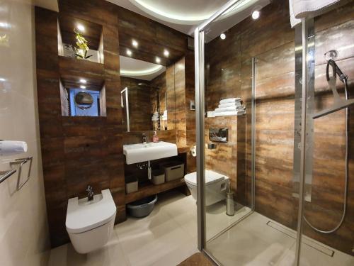 a bathroom with a toilet and a sink and a shower at Wczasowa, Sun & Snow in Ustka