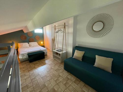 サン・シプリアンにあるCosy Laguneのソファとベッドのあるリビングルーム