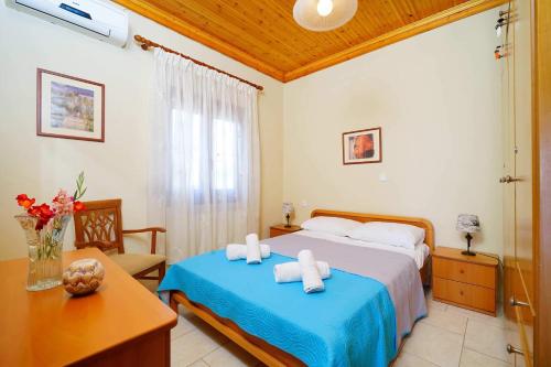 Klisma Beach House في سكالا كاليراخيس: غرفة نوم بها سرير عليه منشفتان