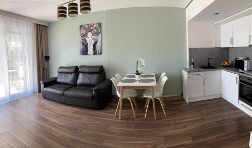 Laura apartman Velenceにあるキッチンまたは簡易キッチン