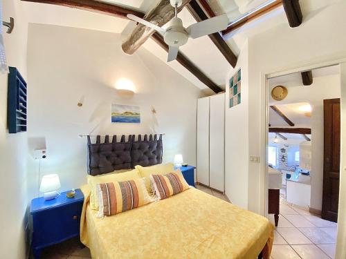 a bedroom with a bed and a ceiling at holidaycasa Gio - in centro vista mare in Sperlonga