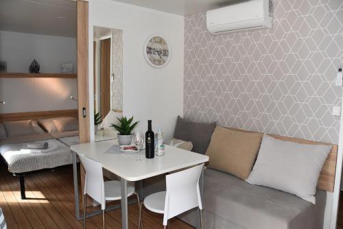 Posezení v ubytování Mobile Home Starfish I Camp Biograd