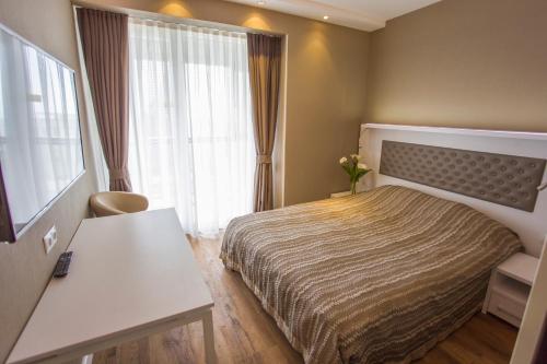 Кровать или кровати в номере Lamazi view apartment Batumi